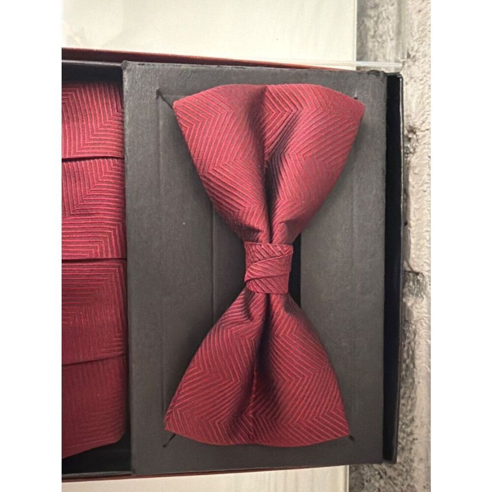 Bill Blass Burgundy Silk Per-Tied Bow Tie & Cummerbund Set - Picture 4 of 7